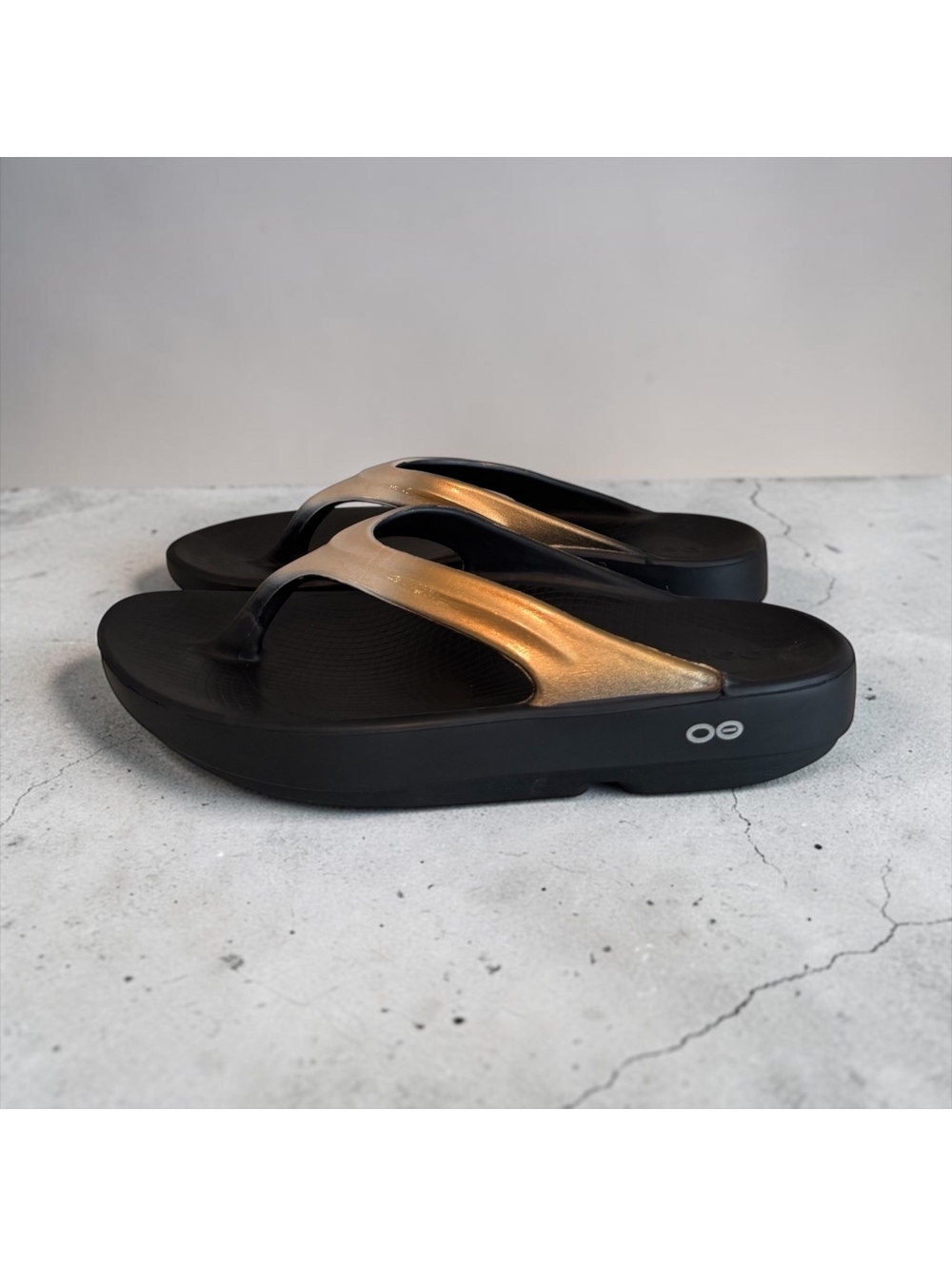 OOFOS OOlala Luxe Recovery Sandals - Women's Size 8 / (Black /Champagne Gold